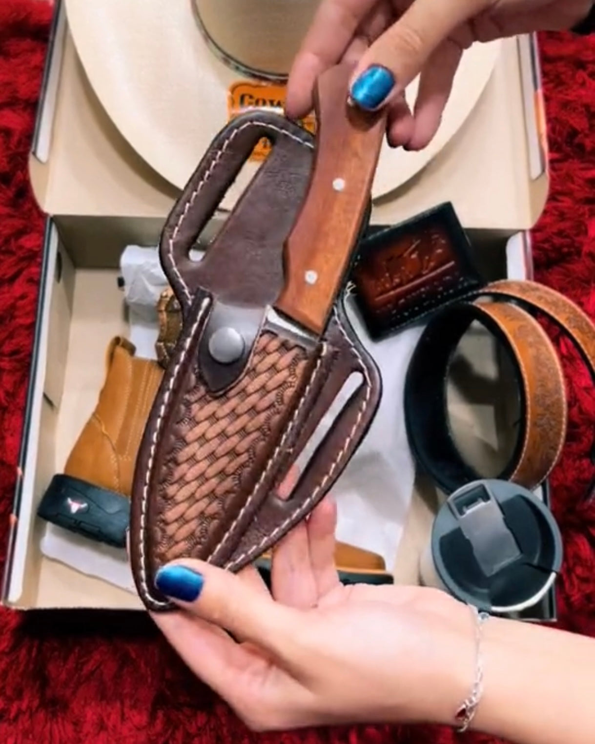 Kit Cowboy Caterpillar - Botina + Chapéu Boiadeiro + Cinto + 2 Facas + Copo Térmico + Fivela (Oferta do trabalhador, Só Hoje!)