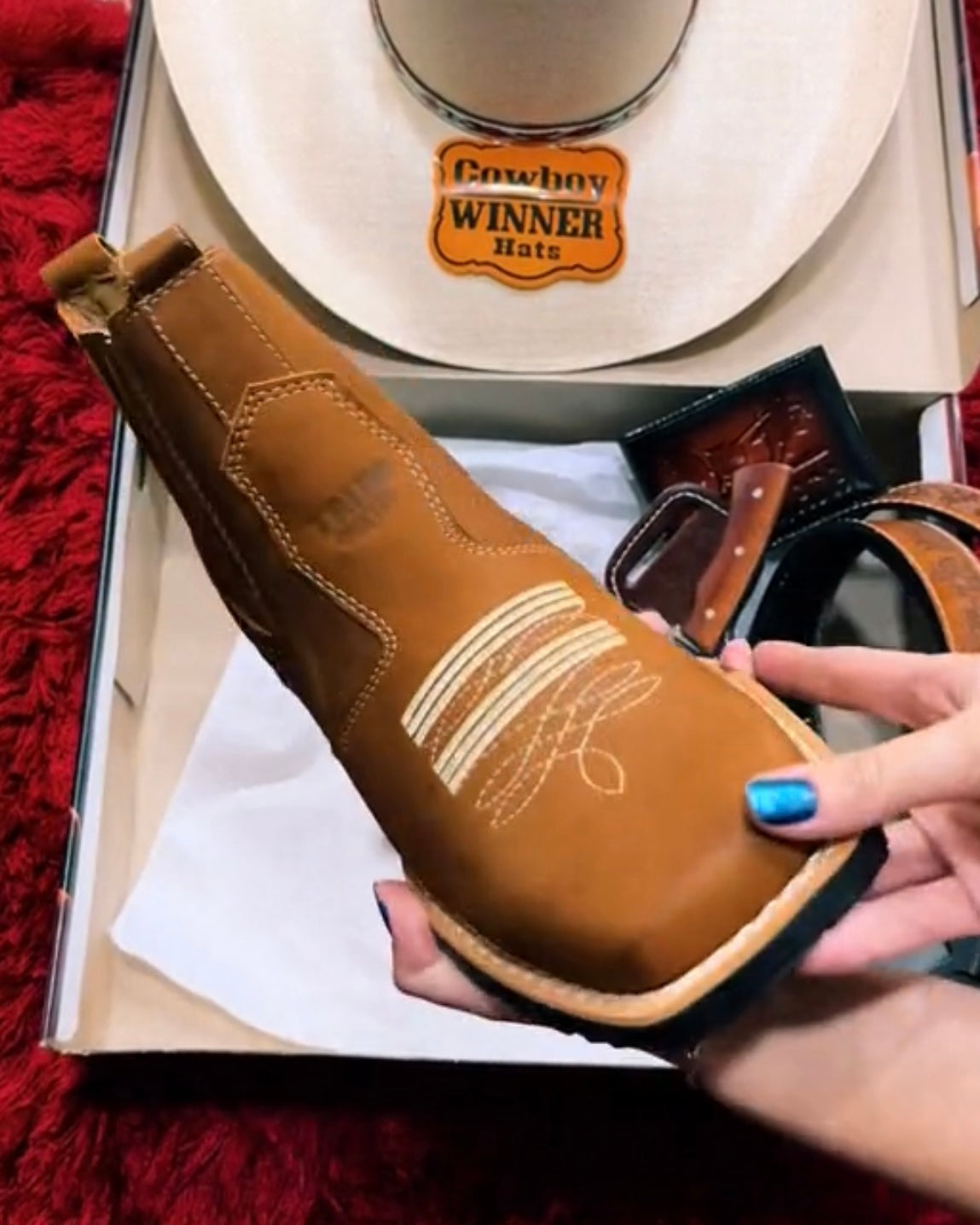 Kit Cowboy Caterpillar - Botina + Chapéu Boiadeiro + Cinto + 2 Facas + Copo Térmico + Fivela (Oferta do trabalhador, Só Hoje!)